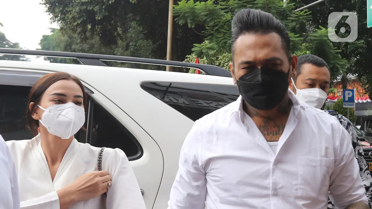 FOTO: Jerinx dan Adam Deni Penuhi Panggilan Polisi