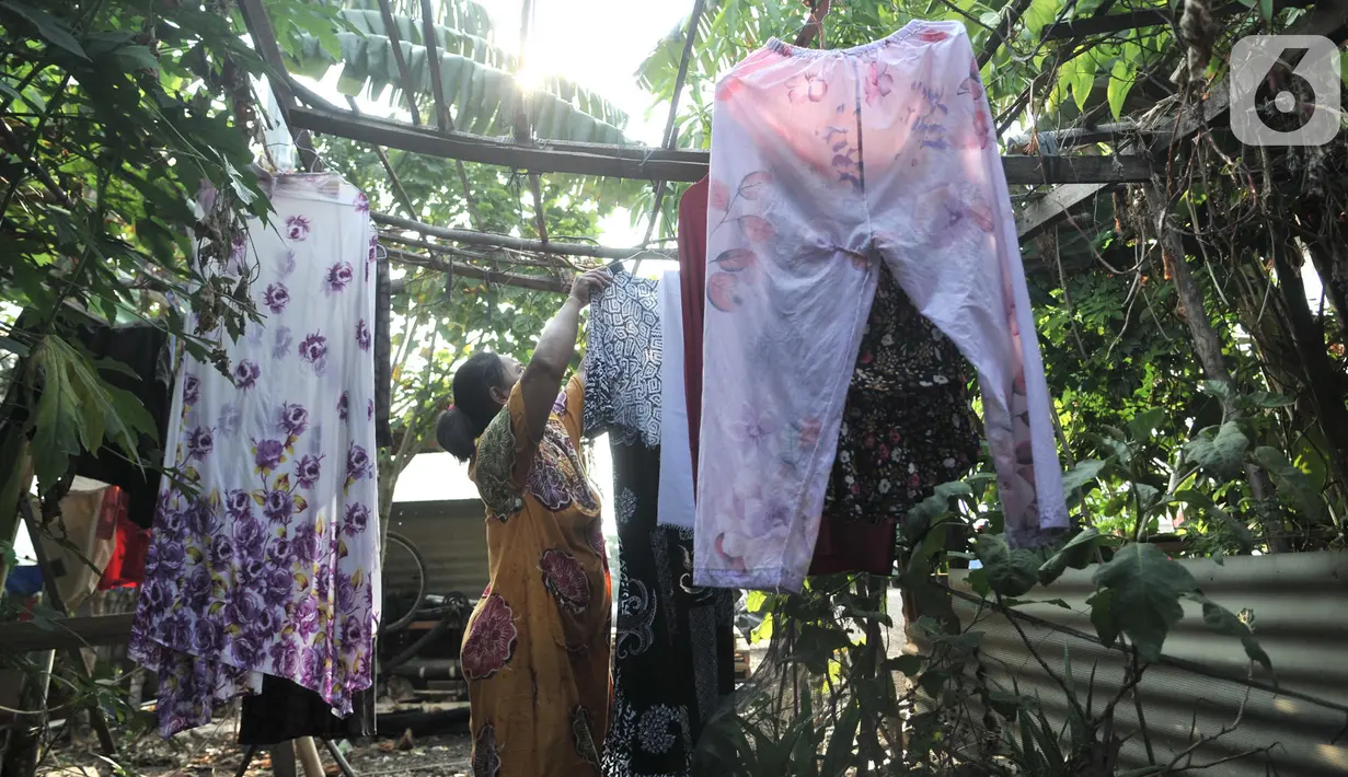 Warga menjemur pakaian di rumah penampungan sementara Kampung Akuarium, Penjaringan, Jakarta, Senin (14/10/2019). Saat ini, warga menanti janji Gubernur DKI Jakarta Anies Baswedan yang akan membangun kembali Kampung Akuarium dengan konsep rumah lapis atau susun pada 2020. (merdeka.com/Iqbal Nugroho)