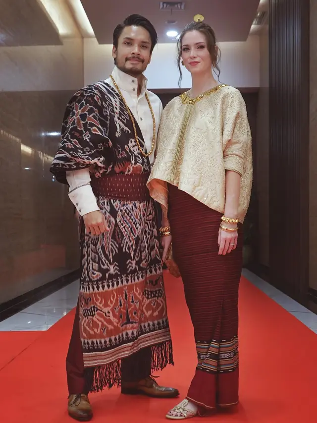 Tiga Tahun Menikah, Ini 7 Pemotretan Randy Pangalila Bersama Istri dan Anak