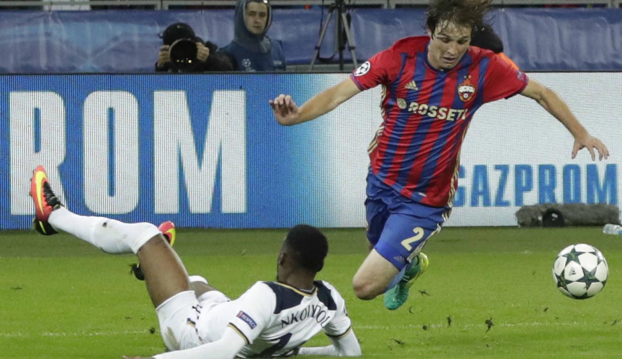 Pemain Tottenham, Georges-Kevin Nkoudou berusaha menghadang pemain CSKA, Mario Fernandes (kanan) pada lanjutan Liga Champions grup E di CSKA Stadium, Rabu (28/9/2016) dini hari WIB. (AP/Pavel Golovkin)