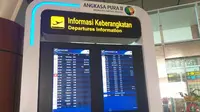 Jadwal penerbangan di Bandara Sultan Syarif Kasim II Pekanbaru. (Liputan6.com/M Syukur)