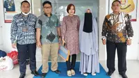 Santri yang merupakan warga Malaysia (pakai cadar) dideportasi petugas Kantor Imigrasi Dumai karena melewati izin tinggal hingga ratusan hari. (Liputan6.com/M Syukur)