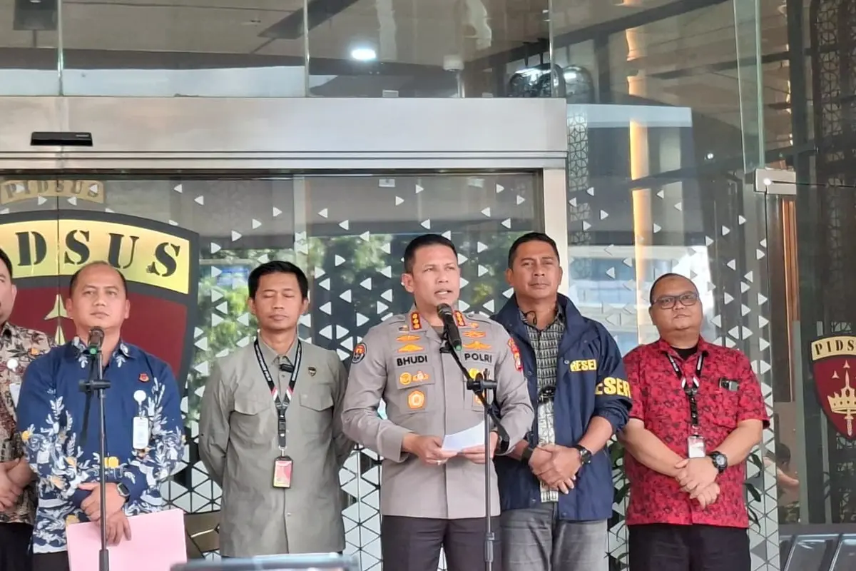 Kepolisian limpahkan tersangka Don Ritto dan barang bukti emas hingga dolar ke Kejagung.