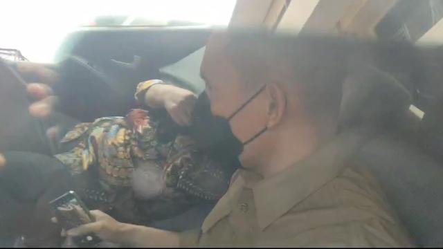 Usai Diperiksa Polisi, Ketua KPK Firli Bahuri Tutup Wajahnya Pakai Tas