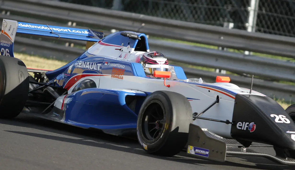 Pebalap Indonesia, Presley Martono, memacu kecepatan saat balapan pertama seri kelima Formula Renault 2.0 Eurocup Hungaria di Sirkuit Hungaroring, Sabtu (1/7/2017). Start dari posisi ke-21, Presley finis di peringkat ke-17. (Bola.com/Reza Khomaini)