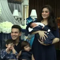 Pasangan Jonathan Frizzy dan Dhena Devanka baru saja dikaruniai bayi laki-laki yang bernama Zayn Javier Frizzy. Apa sih arti dari nama indah tersebut?