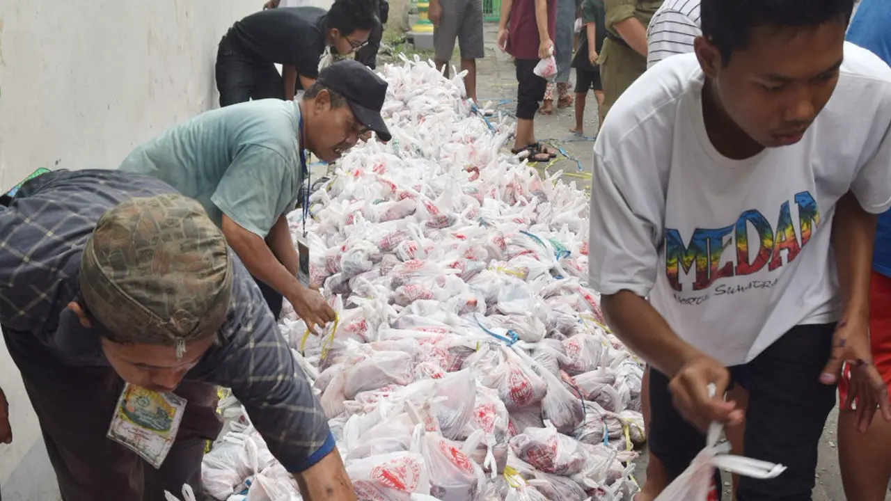 20160912-Warga Semarang Mengantre Daging Kurban-Jawa Tengah