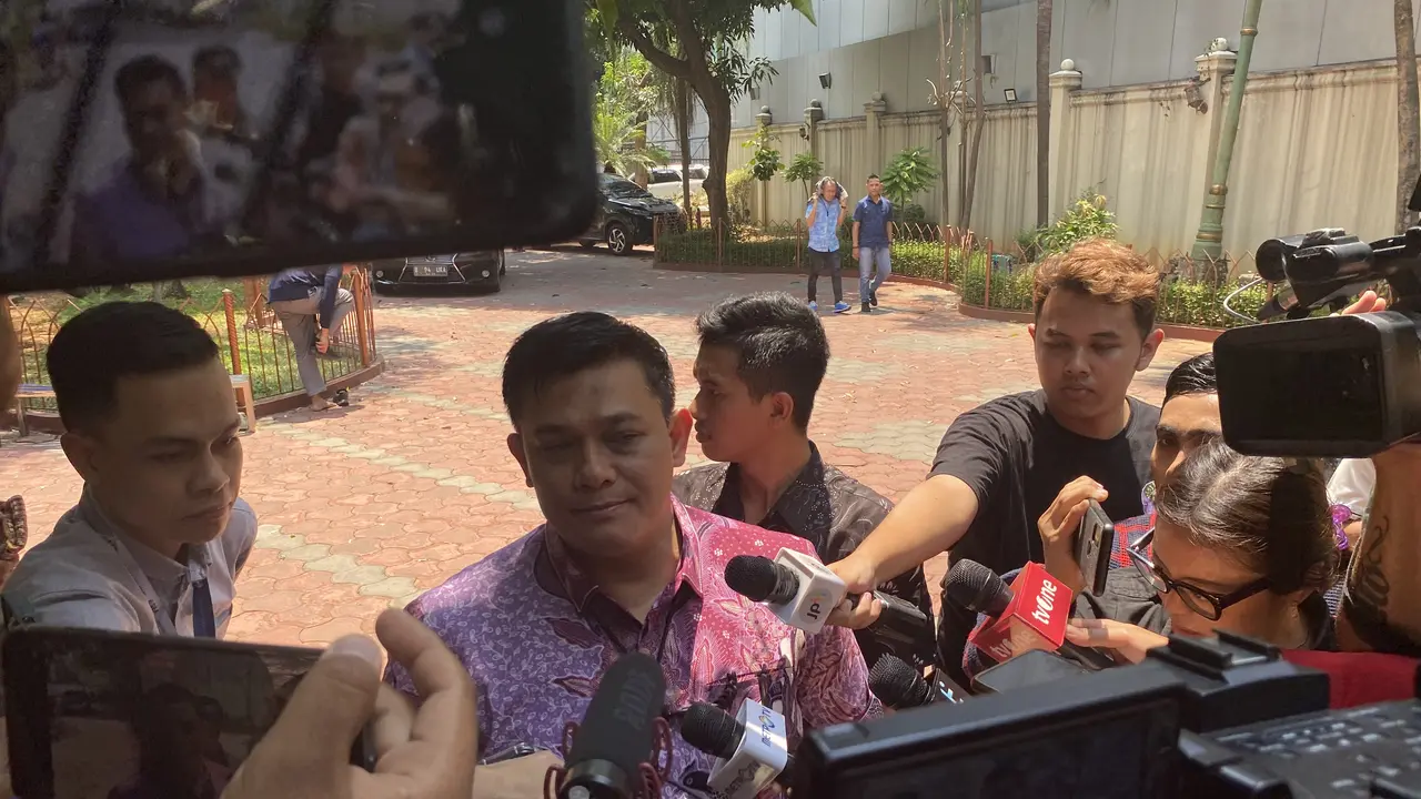 Direktur Reserse Kriminal Khusus Polda Metro Jaya Kombes Ade Safri Simanjuntak mengonfirmasi Ketua KPK Firli Bahuri berhalangan hadir