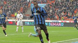 Saat bermain untuk Inter Milan, Mario Balotelli, tidak pernah takut menyatakan dirinya Milanisti, terbukti dia sering tampil dengan jersey AC Milan dihadapan publik. (EPA/Matteo Bazzi)