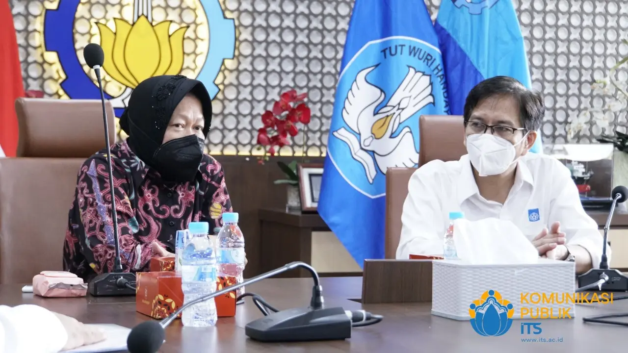 Mensos Risma saat mendatangi kampus ITS Surabaya. (Dian Kurniawan/Liputan6.com)
