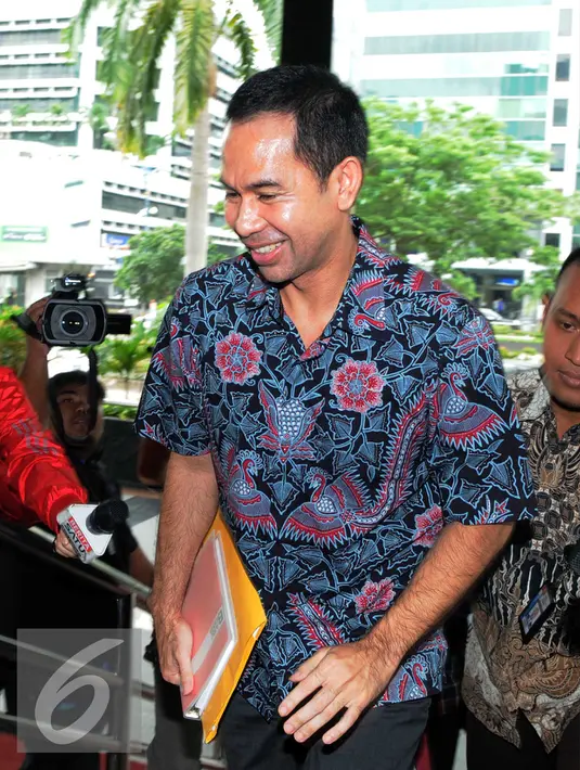 Tubagus Chaeri Wardana alias Wawan tersenyum saat masuk Gedung KPK, Jakarta, Jumat (22/1/2016). Wawan dikenakan dengan dua undang-undang pencucian uang, yakni Pasal 3 dan 4 Undang-Undang Nomor 8 Tahun 2010. (Liputan6.com/Helmi Afandi)