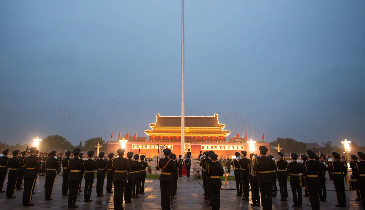 Upacara pengibaran bendera untuk merayakan 71 tahun berdirinya Republik Rakyat China digelar di Lapangan Tian'anmen, Beijing, China, 1 Oktober 2020. (Xinhua/Chen Zhonghao)