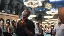 Jemaah mengenakan masker dan menerapkan jaga jarak untuk menghindari penularan COVID-19 saat melaksanakan salat Idul Adha di Hagia Sophia, Istanbul, Turki, Jumat (31/7/2020). Ini merupakan salat Idul Adha pertama di Hagia Sophia setelah dialihfungsikan dari museum menjadi masjid. (Pool via AP)
