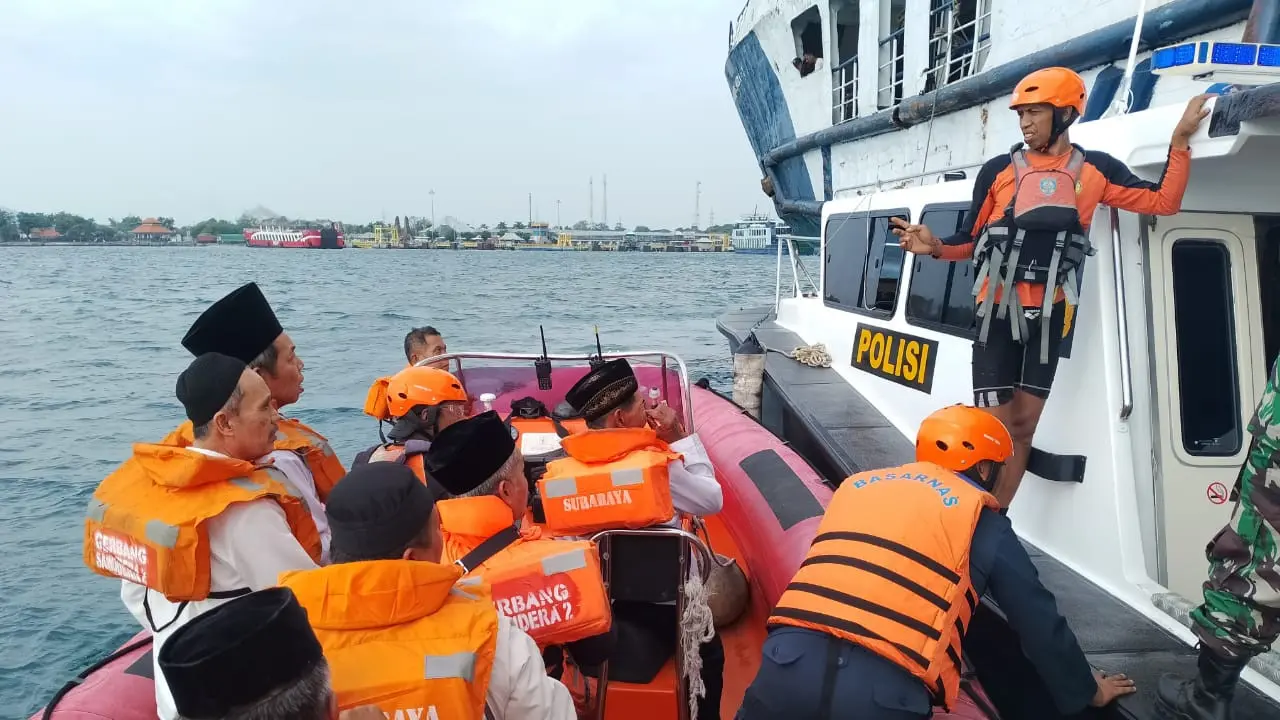 Tim SAR Gabungan evakuasi penumpang KMP Gerbang Samudra II yang kandas di perairan Gilimanuk Bali (Istimewa)