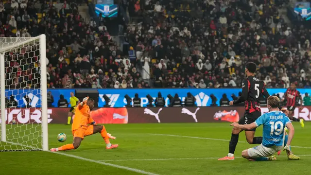 Momen Rasmus Hojlund mencetak gol di laga Napoli vs AC Milan di semifinal Supercoppa Italiana di Al-Awwal Park, Riyadh, Arab Saudi, Jumat (19/12/2025). (AP Photo/Altaf Qadri)