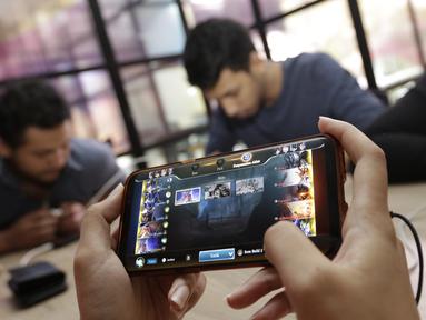 Karyawan KLY yang tergabung dalam Jakartans tanding Arena of Valor (AOV) pada laga penyisihan The Battle of Youniverse di KLY Lounge, Jakarta, Rabu (5/12). Jakartans sebagai pemenang akan menantang tim AOV profesional. (Bola.com/Vitalis Yogi Trisna)