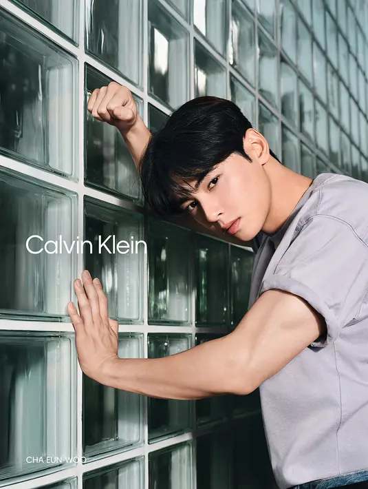 Sementara itu, 90s Straight Jeans memberikan keseimbangan sempurna antara klasik dan modern, ideal dipasangkan dengan Jacquard Mesh Sweater Polo Shirt atau Mouline Heather Relaxed Sweater untuk tampilan yang tetap fresh di setiap musim.  [Calvin Klein]