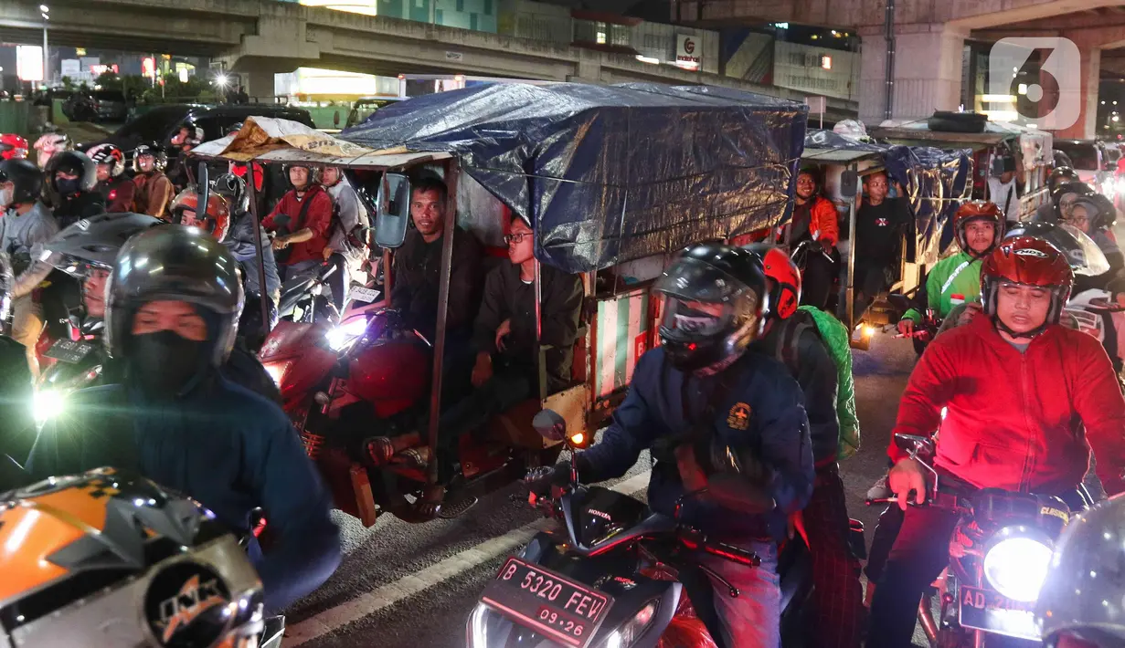 Kepadatan kendaraan roda dua mulai terlihat sejak pukul 20.00 WIB. (Liputan6.com/Herman Zakharia)