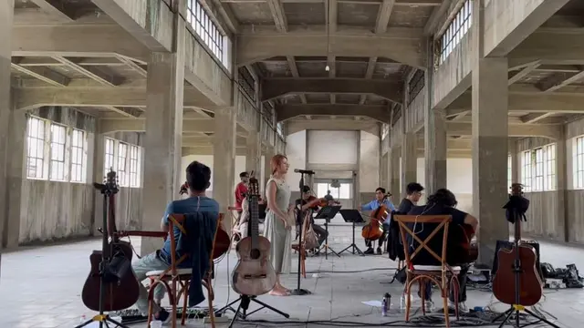 Momen magis nadin amizah latihan di bangunan using. (credit:instagram.com/cakecaine/salmaastia)