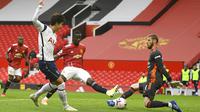 Penyerang Tottenham Hotspur, Son Heung-min, mencetak gol ke gawang Manchester United pada laga Liga Inggris di Stadion Old Trafford, Minggu (4/10/2020). Tottenham menang dengan skor 6-1. (Oli Scarff/Pool via AP)
