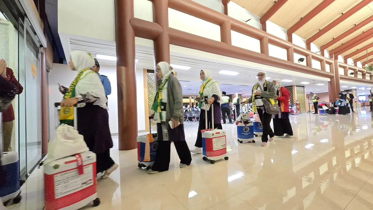 Jemaah calon haji kloter pertama dari embarkasi Pondok Gede dan Bekasi, dipastikan sudah diberangkatkan ke Tanah Suci, pada Jumat (2/5/2025) dini hari.