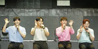 Potret BTOB Konser di Jakarta Kenakan Pakaian Warna Pastel. Credit: Bambang E. Ros