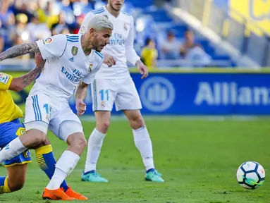 Pemain Real Madrid, Theo Hernandez (kanan) berusaha keluar dari tekanan pemain Las Palmas, Matias Aguirregaray pada lanjutan La Liga Santander di Gran Canaria stadium, Canary island, (31/3/2018). Madrid menang 3-0. (AP/Lucas de Leon)