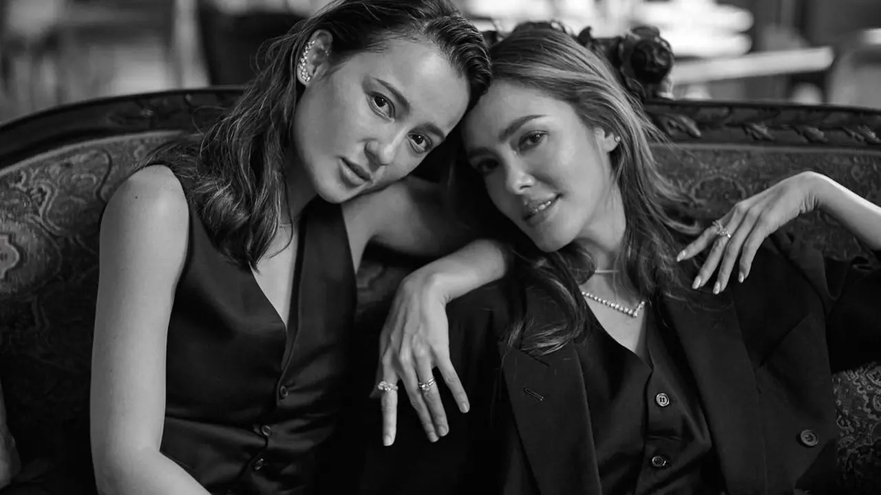 7 Gaya Pemotretan Cathy Sharon dan Julie Estelle Berkonsep Hitam Putih, Memesona