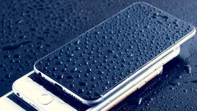 Ilustrasi smartphone basah karena hujan