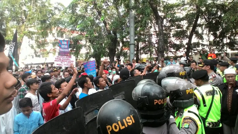 Ahok didemo warga