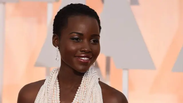 Di Oscar 2015, Tubuh Lupita Nyong'o Dibalut Ribuan Mutiara