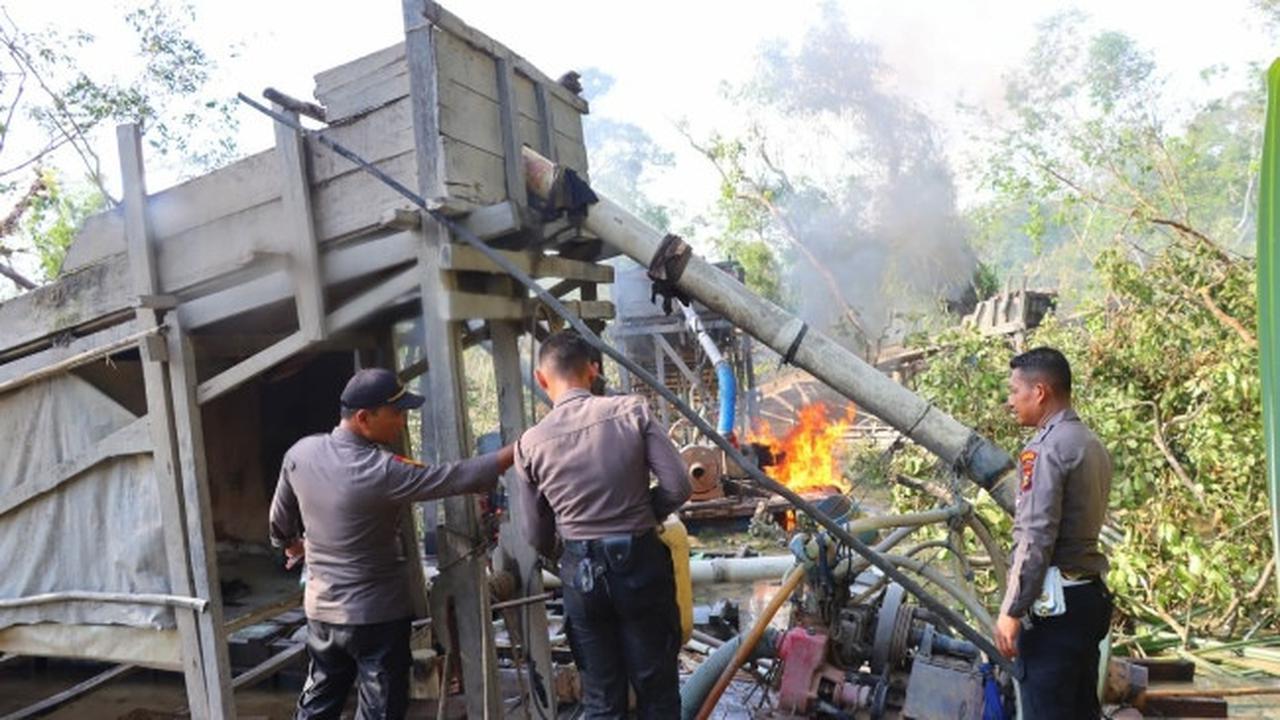 Personel Polres Indragiri Hulu membakar alat penambangan emas tanpa izin.