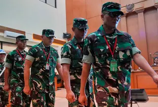 Sebagai informasi, empat oknum prajurit Tentara Nasional Indonesia, yang diduga berasal dari Badan Intelijen Strategis (BAIS), menjadi terdakwa terkait penyiraman air keras terhadap aktivis Hak Asasi Manusia (HAM) dan Wakil Koordinator KontraS, Andrie Yunus, adalah Kapten Nandala Dwi Prasetia (NDP), Letnan Satu Budhi Hariyanto Widhi (BHW), Letnan Satu Sami Lakka (SL) dan Sersan Dua Edi Sudarko (ES). Tampak dalam foto, seorang personel Polisi Militer (paling kiri) mengawal empat oknum Tentara Nasional Indonesia (TNI), Sami Lakka, Nandala Dwi Prasetya, Budhi Hariyanto Widhi Cahyono, dan Edi Sudarko (kiri ke kanan), terdakwa penyerangan cairan asam terhadap aktivis Hak Asasi Manusia, Andrie Yunus, usai persidangan mereka di Pengadilan Militer II-08 Jakarta, Rabu 29 April 2026. (AP Photo/Tatan Syuflana)