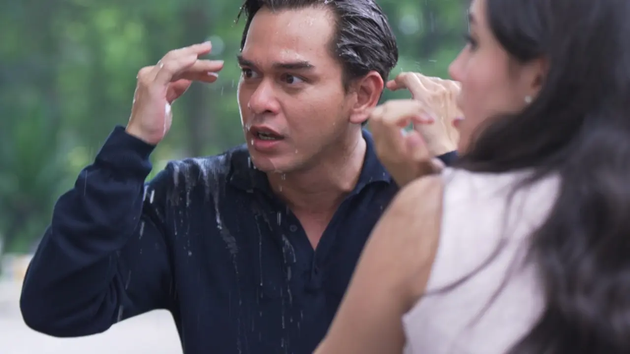 Di Antara Dua Cinta