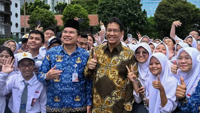Menteri Keuangan (Menkeu) Purbaya Yudhi Sadewa mengajar di SMAN 3 Jakarta. (Istimewa)