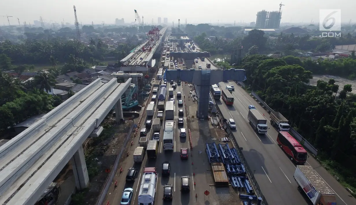 Kepadatan arus lalu lintas saat melintasi proyek Tol Jakarta-Cikampek II dan kereta api ringan (LRT) di Bekasi, Selasa (18/12). Pemerintah menghentikan proyek di ruas Tol Jakarta-Cikampek selama libur Natal dan tahun baru. (Merdeka.com/Iqbal S. Nugroho)