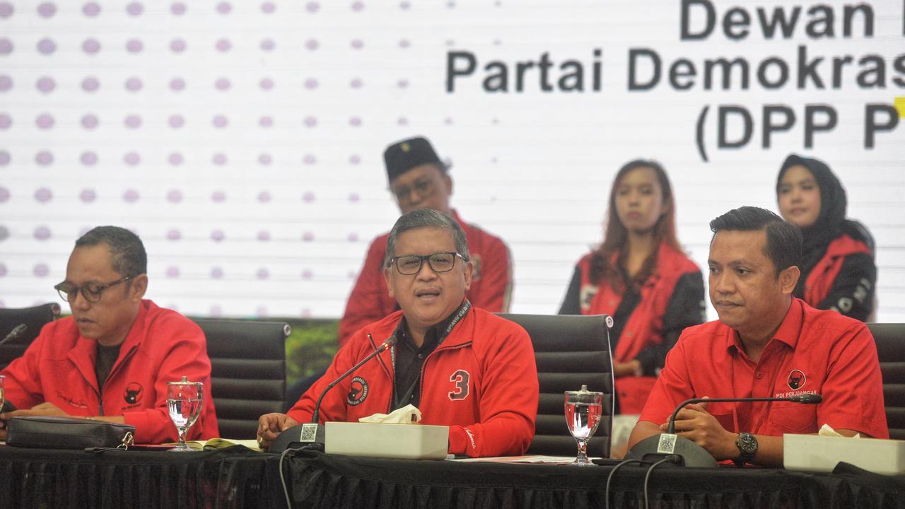 Sekretaris Jenderal DPP PDI Perjuangan (PDIP) Hasto Kristiyanto saat saat konferensi pers terkait Pilkada serentak 2024 di Kantor DPP PDIP, Jalan Diponegoro, Menteng, Jakarta, Minggu (1/12/2024).