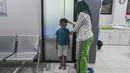Ia menilai puskesmas tersebut telah memiliki sarana dan prasarana yang sangat memadai, bahkan mendekati standar rumah sakit umum daerah di sejumlah kota. Tampak dalam foto, salah satu tenaga medis sedang melakukan pengukuran tinggi badan anak di Puskesmas Kebayoran Lama, Jakarta, Jumat (9/1/2026). (merdeka.com/Arie Basuki)
