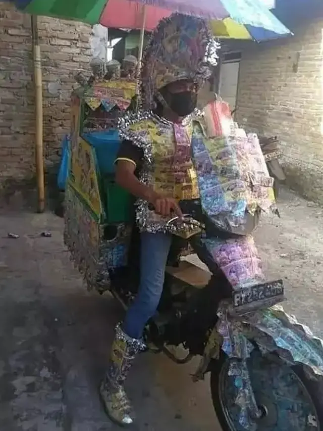 10 Outfit Nyeleneh Pengendara Motor di Jalan, Punya Tulisan Lucu Hingga Mirip Karakter Anime