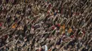 Suporter Persija Jakarta, The Jakmania, melakukan koreografi ketika memberikan dukungan saat melawan Bali United pada final Piala Presiden di SUGBK, Jakarta, Sabtu (17/2/2018). Persija menang 3-0 atas Bali United. (Bola.com/Vitalis Yogi Trisna)