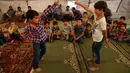 Anak-anak berlatih seni bela diri dalam kegiatan rekreasi di kamp pengungsian al-Bab, Suriah, Selasa (29/5). Ribuan orang terpaksa mengungsi setelah kubu oposisi menyerah di Ghouta Timur. (AP Photo/Lefteris Pitarakis)