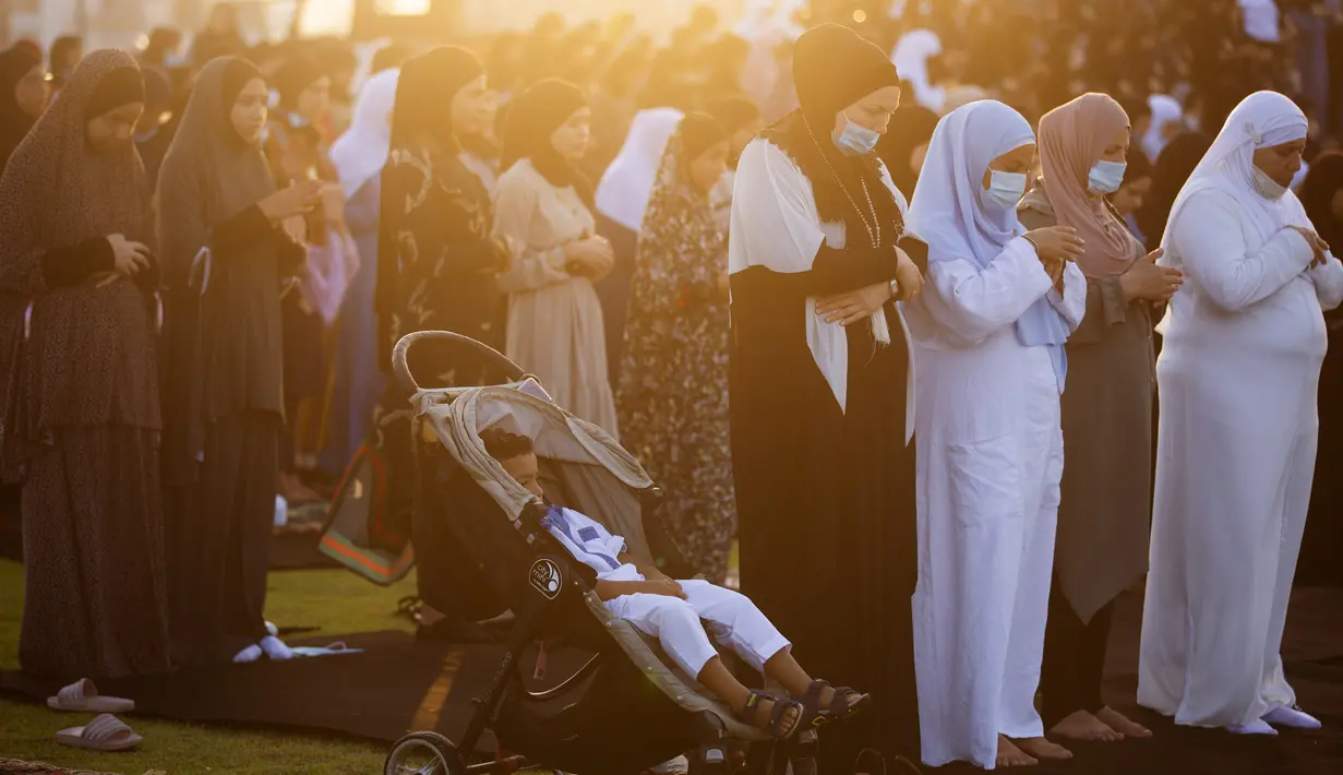 Umat muslim melaksanakan salat Idul Adha di sebuah taman kota campuran Yahudi dan Arab, Jaffa, Israel, Jumat (31/7/2020). Ini adalah Idul Adha pertama sejak awal pandemi COVID-19. (AP Photo/Oded Balilty)