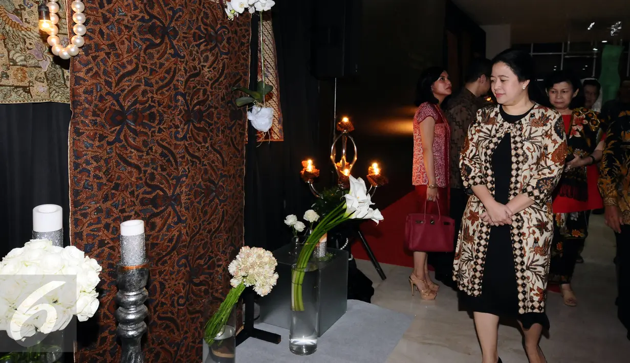 Menko PMK, Puan Maharani melihat koleksi batik jelang menghadiri acara Perempuan dan Canting di Jakarta, Rabu (25/1). Acara juga ditandai penyerahan penghargaan kepada dua pelestari batik nasional. (Liputan6.com/Helmi Fithriansyah)