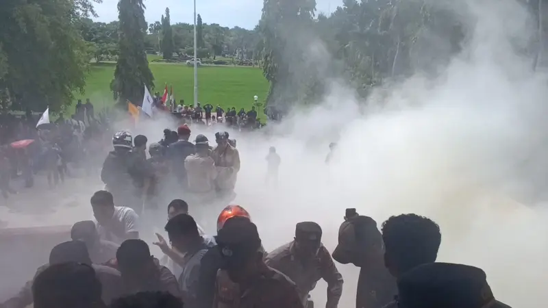 Situasi aksi mahasiswa di depan gedung DPRD NTT (Liputan6.com/Ola Keda)