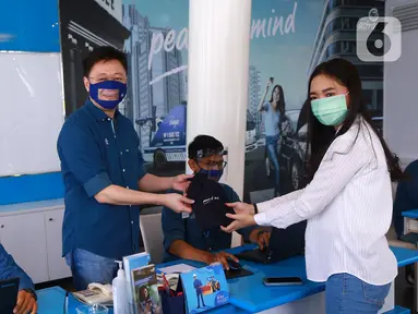 CEO Asuransi Astra, Rudy Chen memberikan bingisan kepada pelanggan pada peringatan Hari Pelanggan Nasional (Harpelnas) di Garda Center TB Simatupang, Jakarta, Jumat (4/9/2020). (Liputan6.com/HO/Eko)
