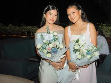 Dalam momen bahagia tersebut, Marsha Aruan dan Michelle tampil kompak dengan dress putih. Keduanya sangat elegan memakai gaun putih klasik sambil berpose memegang buket bunga. Tak lupa senyum menawan dipamerkan ke arah kamera. (Liputan6.com/IG/@aruanmarsha)