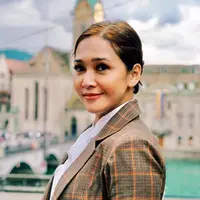 Setelah resmi rumah tangganya dengan Ahmad Dhani berakhir beberapa tahun lalu, Maia Estianty masih sendiri dan fokus usahanya. Maia sering membagikan foto jalan-jalan yang sedang dilakoninya. Yang terbaru di Jeneponto. (Instagram/maiaestiantyreal)