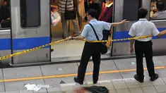 Seorang pemuda melakukan serangan brutal di sebuah stasiun kereta bawah tanah Taipei, Taiwan, Rabu (21/5/14). (AFP PHOTO/Mandy Cheng)