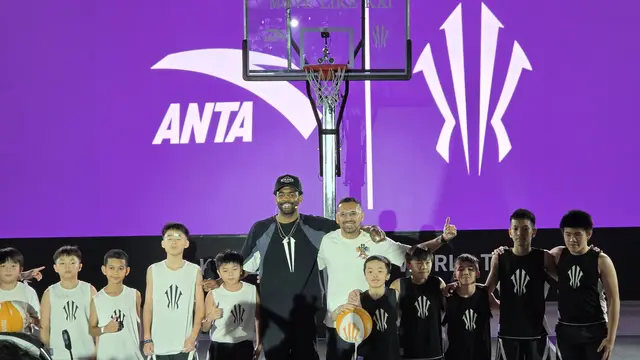 Kyrie Irving berfoto bersama anak-anak dan Ali Budimansyah saat datang ke Jakarta