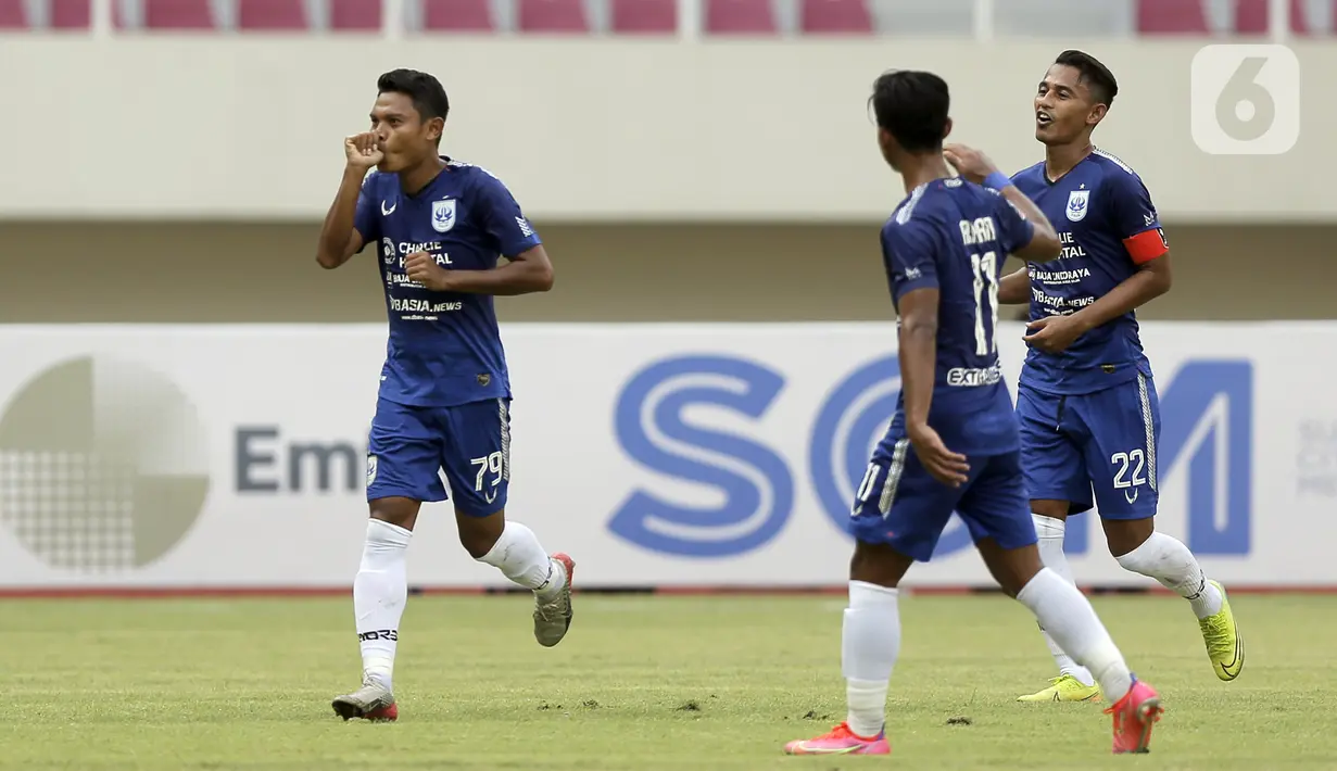 Pemain PSIS Semarang Fandi Eko Utomo (kiri) merayakan gol kedua yang dicetaknya ke gawang Persikabo 1973 dalam pertandingan babak penyisihan Piala Menpora 2021 di Stadion Manahan, Solo, Kamis (25/3/2021). PSIS Semarang menang dengan skor 3-1. (Bola.com/Arief Bagus)